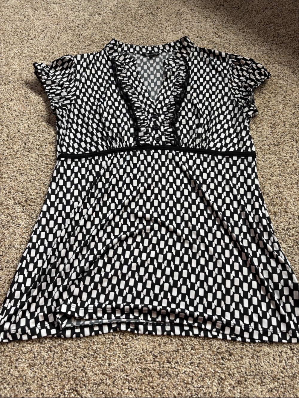 Maurices Black & White Geometric Ruffle V-Neck Top